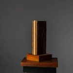 Lampka z drewna litego do salonu