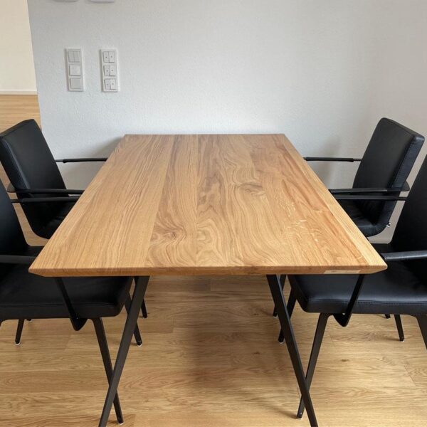 Dębowy nowoczesny stół na metalowych nogach do salonu VITA
