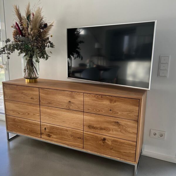 Dębowa komoda z szafkami z drewna litego i metalu MERIS I, dostosowana do Klienta: dąb - olej jedwabisty połysk, stal - kolor chrom, wymiary: S 200 x Gł. 45 x W 85 cm, 9 szuflad otwieranych dotykowo TIP-ON