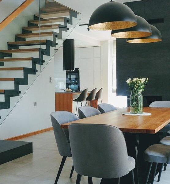 Stol z drewna litego – do jakich wnetrz pasuje?