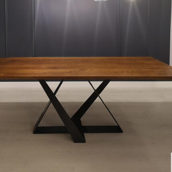 Stół z dębowym blatem z drewna litego stalowa noga producent stołów