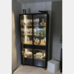 dębowa witryna nord z oświetleniem