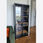 Dębowa witryna NORD dąb naturalny, płyta czarna - realizacja