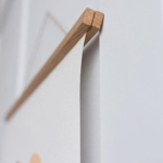 Drewniany wieszak na plakat