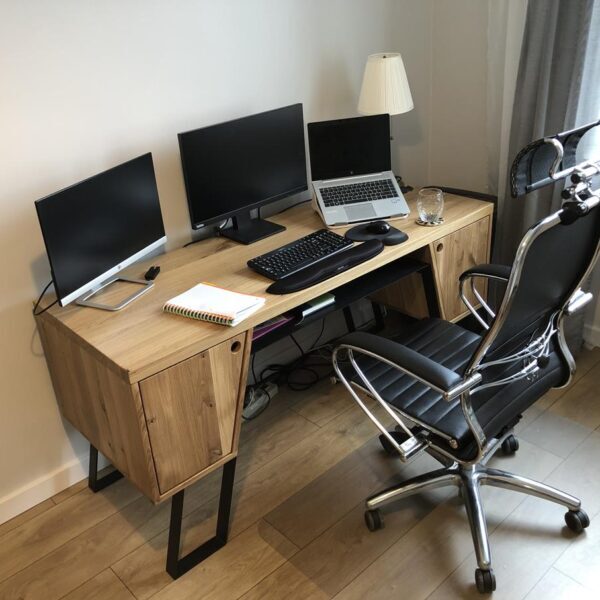 Duże drewniane biurko z dwoma kontenerkami biurko całe z drewna na metalowych nogach BORA