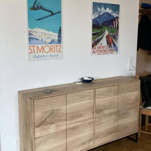 Komoda z dębowego drewna ne metalowych nogach do salonu MERIS