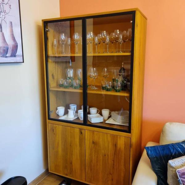 Nowoczesna szklana dębowa witryna z drewna litego do salonu VITA