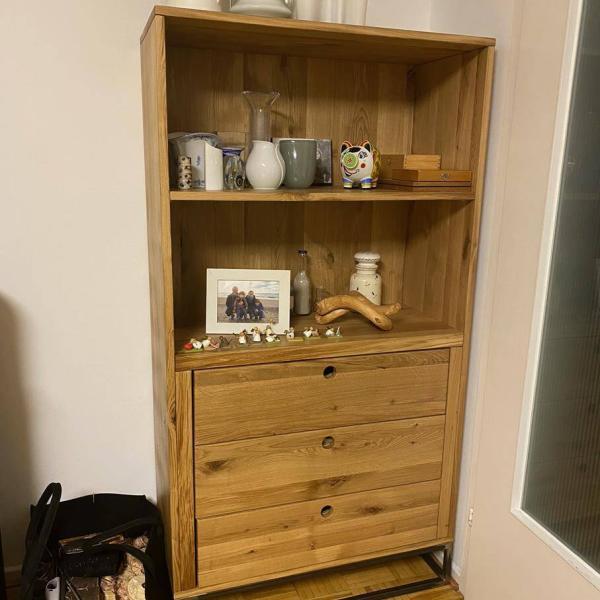 Drewniany regał dębowy nowoczesny z szufladami w stylu industrialnym do salonu MERIS