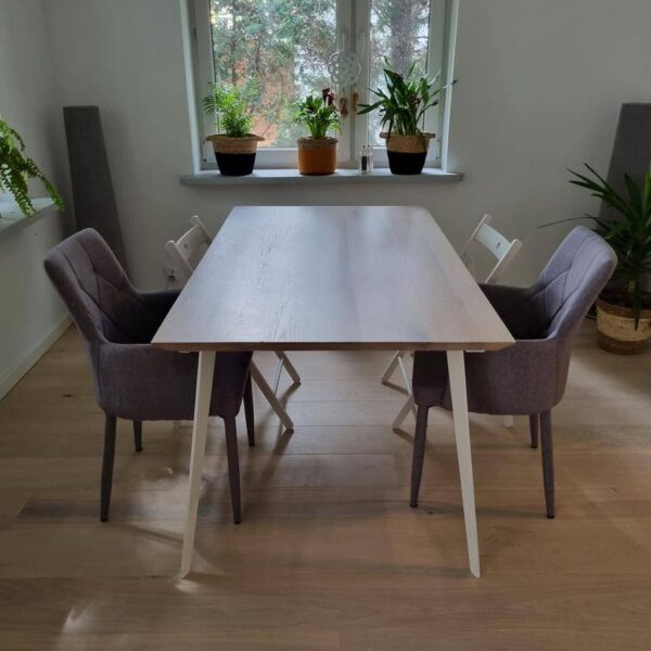 Nowoczesny stół dębowy w stylu skandynawskim do jadalni VITA RaWood