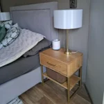 DREWNIANA SZAFKA NOCNA W JODEŁKĘ NA METALOWYCH NOGACH CARIN (3)