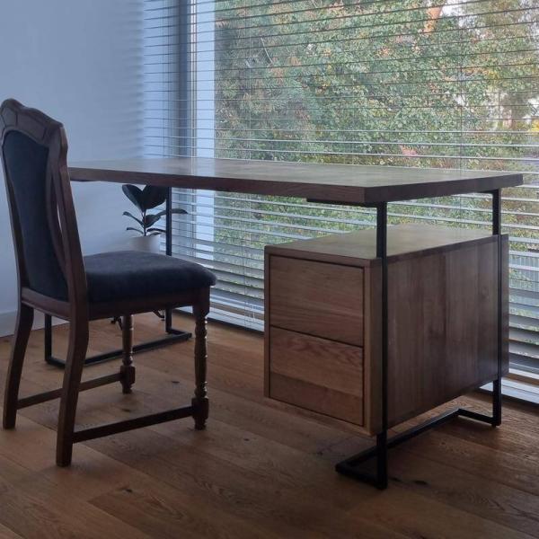 Dębowe biurko z metalowymi nogami z kontenerkiem z szufladami na wymiar OLIMPIA