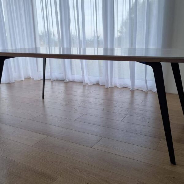 Dębowy stół z czarnymi metalowymi nogami na wymiar do salonu VITA RaWood