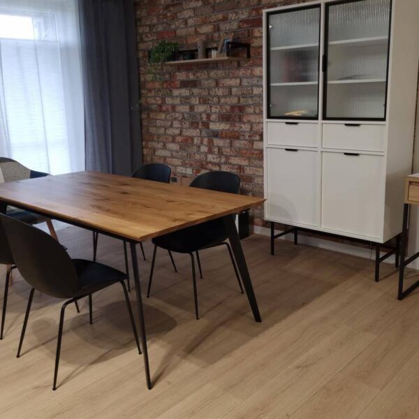 Designerski stół z drewnianym blatem z czarnymi metalowymi nogami do salonu VITA