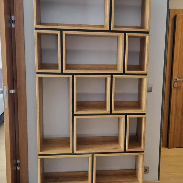 Designerski stylowy regał na książki dębowy z litego drewna do salonu LIVO