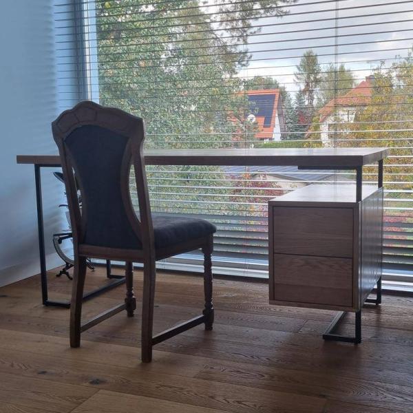 Nowoczesne biurko z drewna dębowego na metalowych nogach do gabinetu OLIMPIA