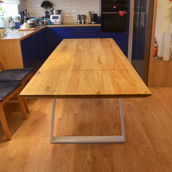 Nowoczesny stół dębowy rozkładany z białymi metalowymi nogami do jadalni CALLA