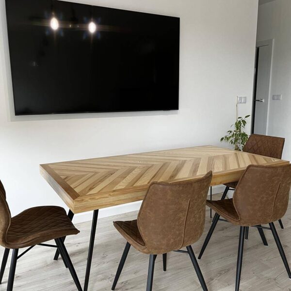 Stół z dębowym blatem w jodełkę na metalowych nogach do salonu VITA