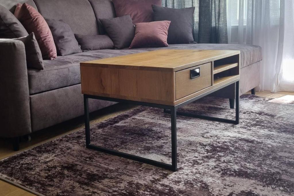 Stolik kawowy dębowy w stylu industrialnym loft z szufladą do salonu RaWood