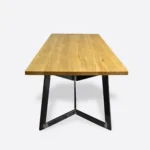 Stół GERES z dębowym blatem na metalowej podstawie do jadalni