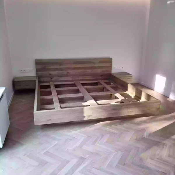 Dębowe łóżko lewitujące z szafkami nocnymi podwieszanymi- produkcja RaWood