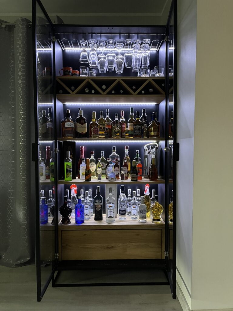 Witryna NESCA z oświetleniem