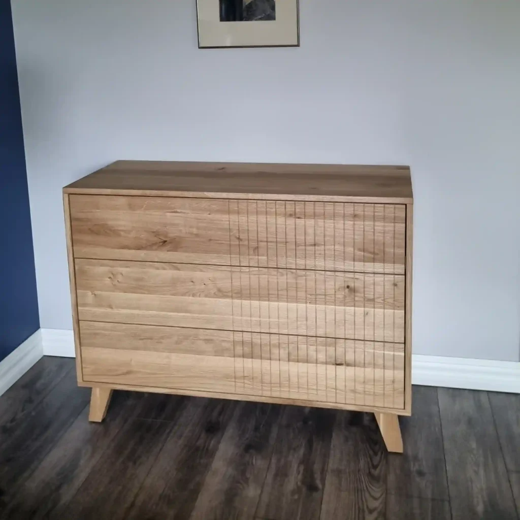 dębowa komoda z frezowaniem